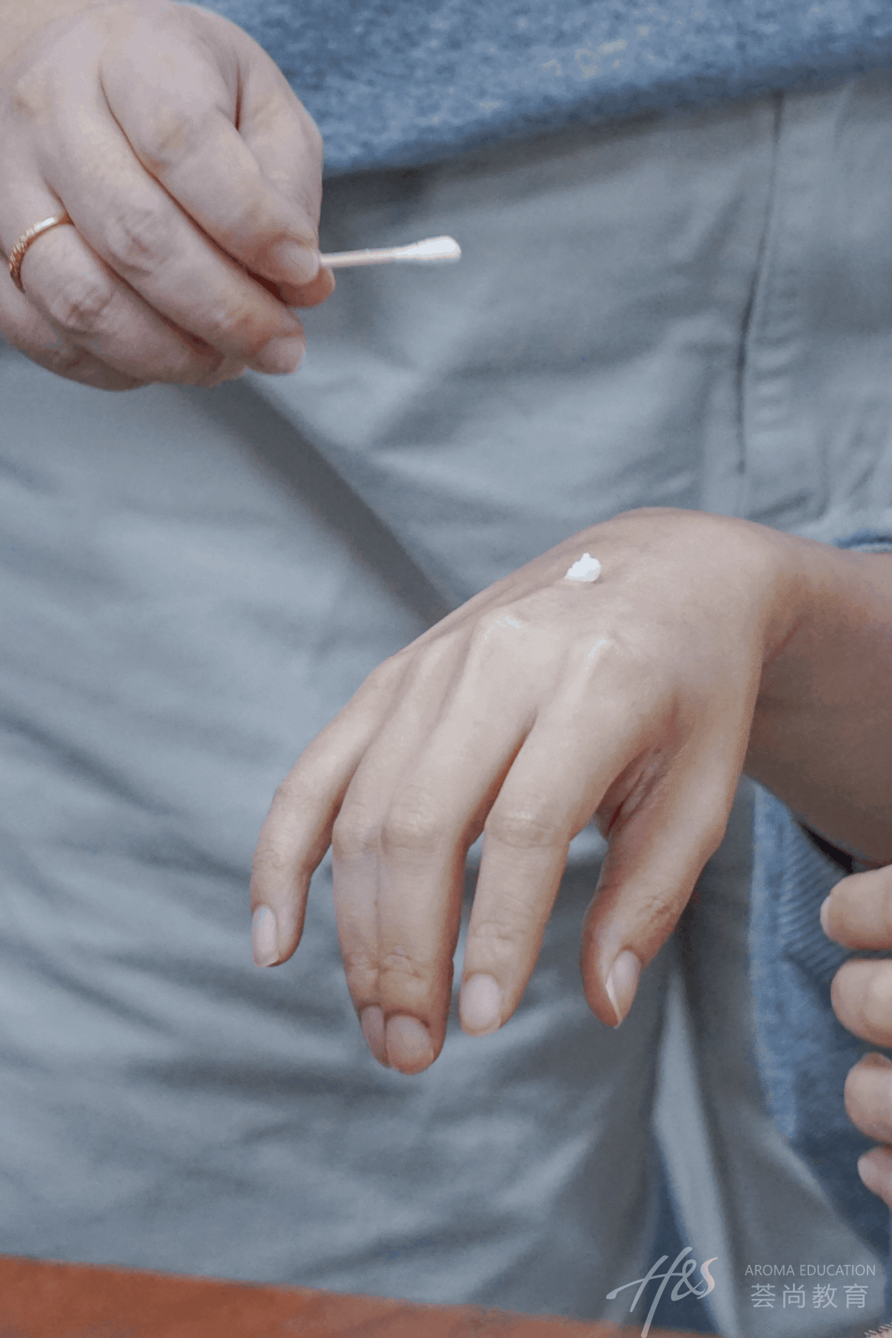 1754729658669558.png 涂抹精油膏体.png